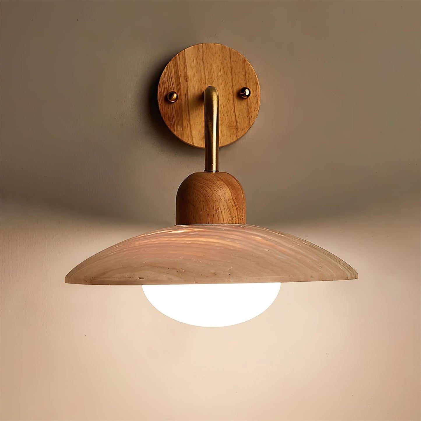 Wandlampe Carolia Travertine mit Holzfuß und Arm aus gebürstetem Messing