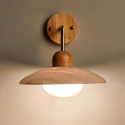 Wandlampe Carolia Travertine mit Holzfuß und Arm aus gebürstetem Messing