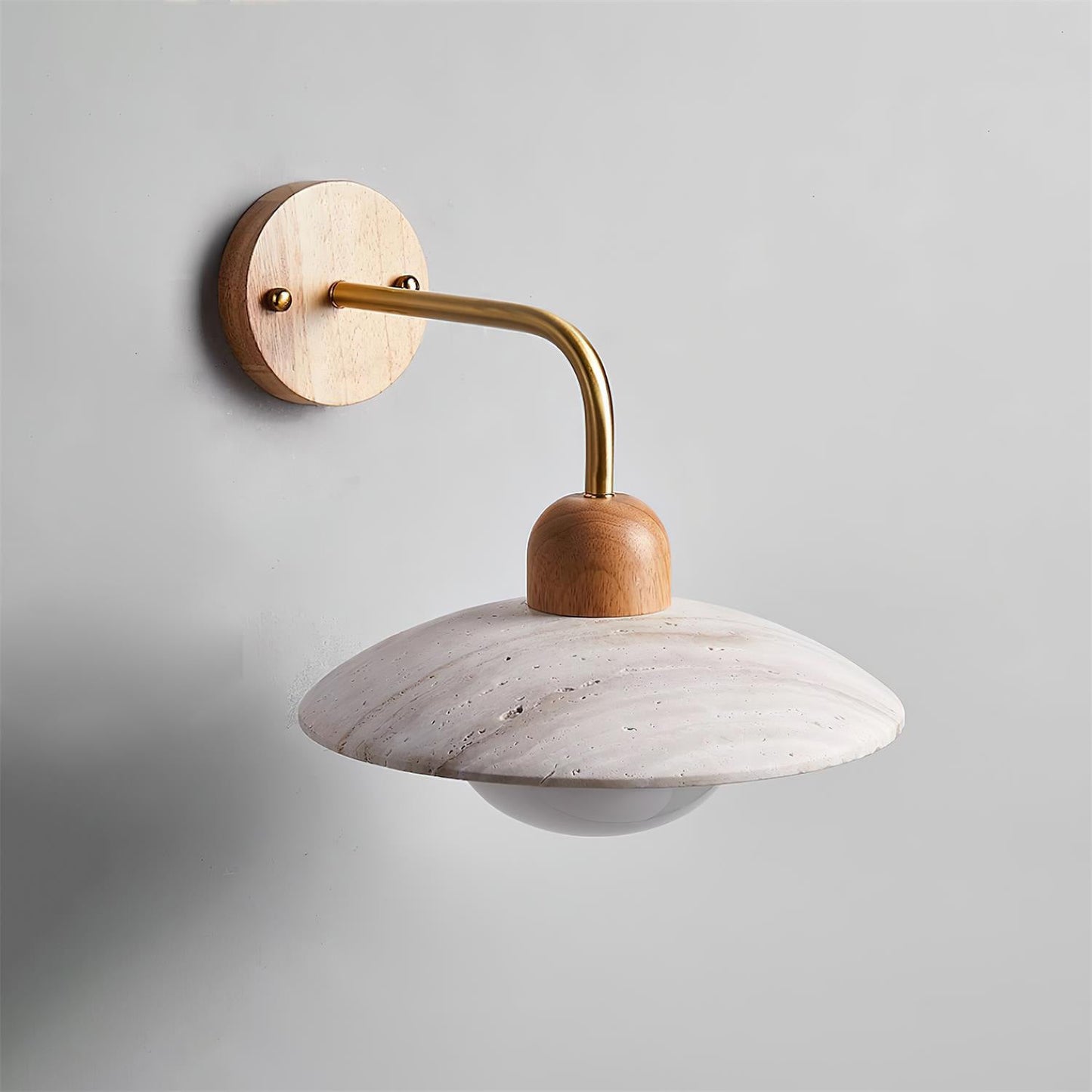 Wandlampe Carolia Travertine mit Holzfuß und Arm aus gebürstetem Messing