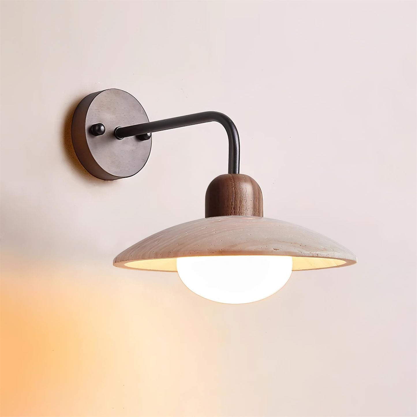 Wandlampe Carolia Travertine mit Holzfuß und Arm aus gebürstetem Messing