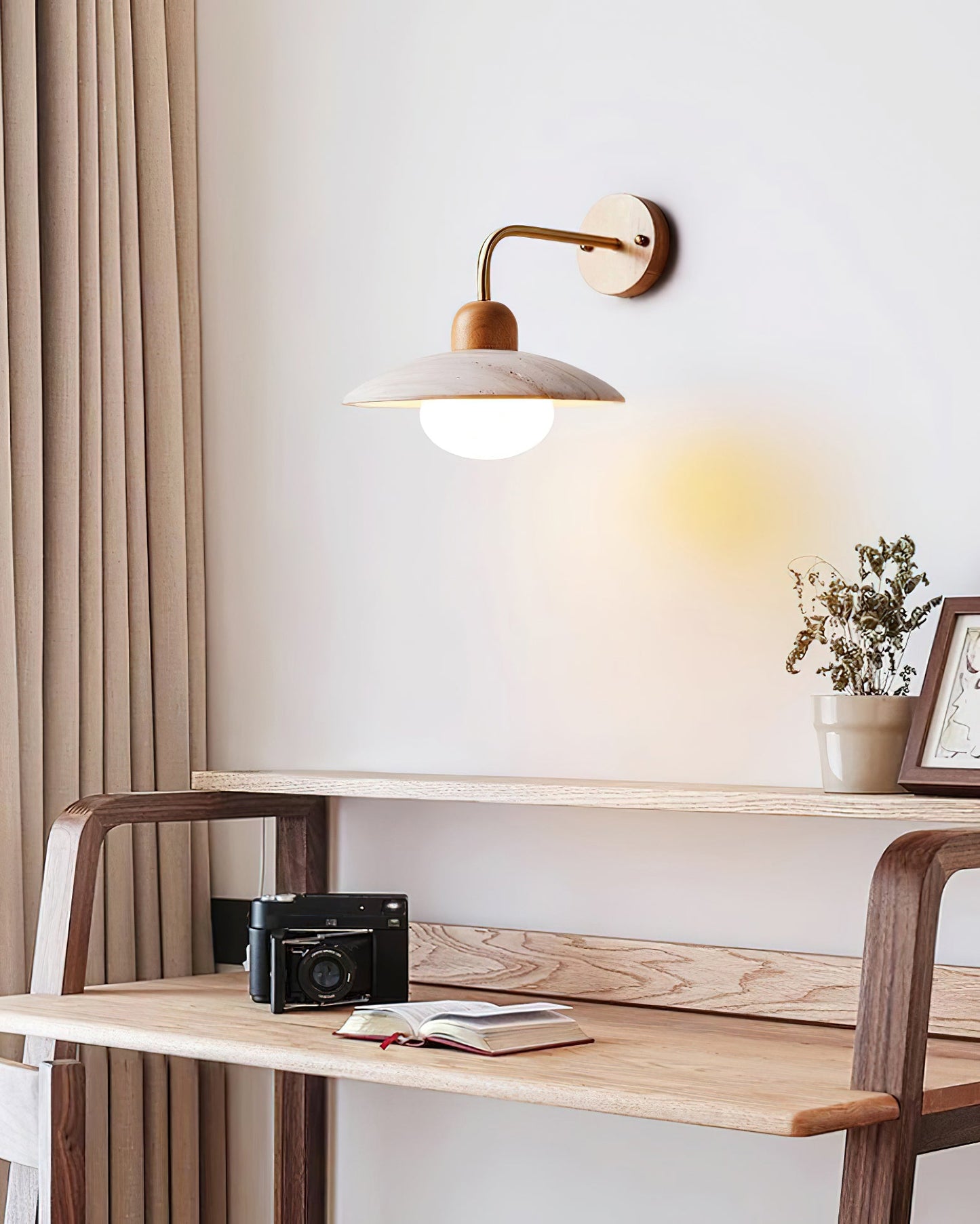 Wandlampe Carolia Travertine mit Holzfuß und Arm aus gebürstetem Messing