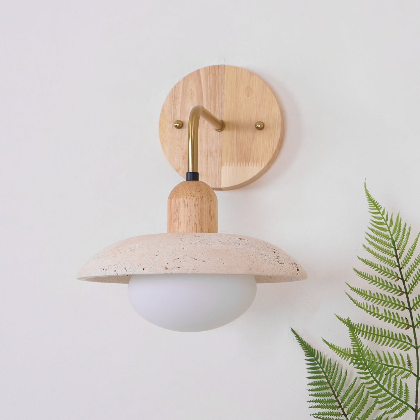 Wandlampe Carolia Travertine mit Holzfuß und Arm aus gebürstetem Messing