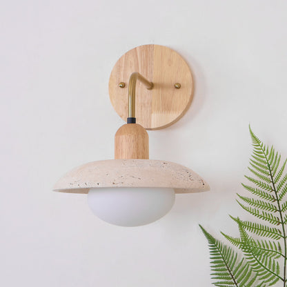 Wandlampe Carolia Travertine mit Holzfuß und Arm aus gebürstetem Messing