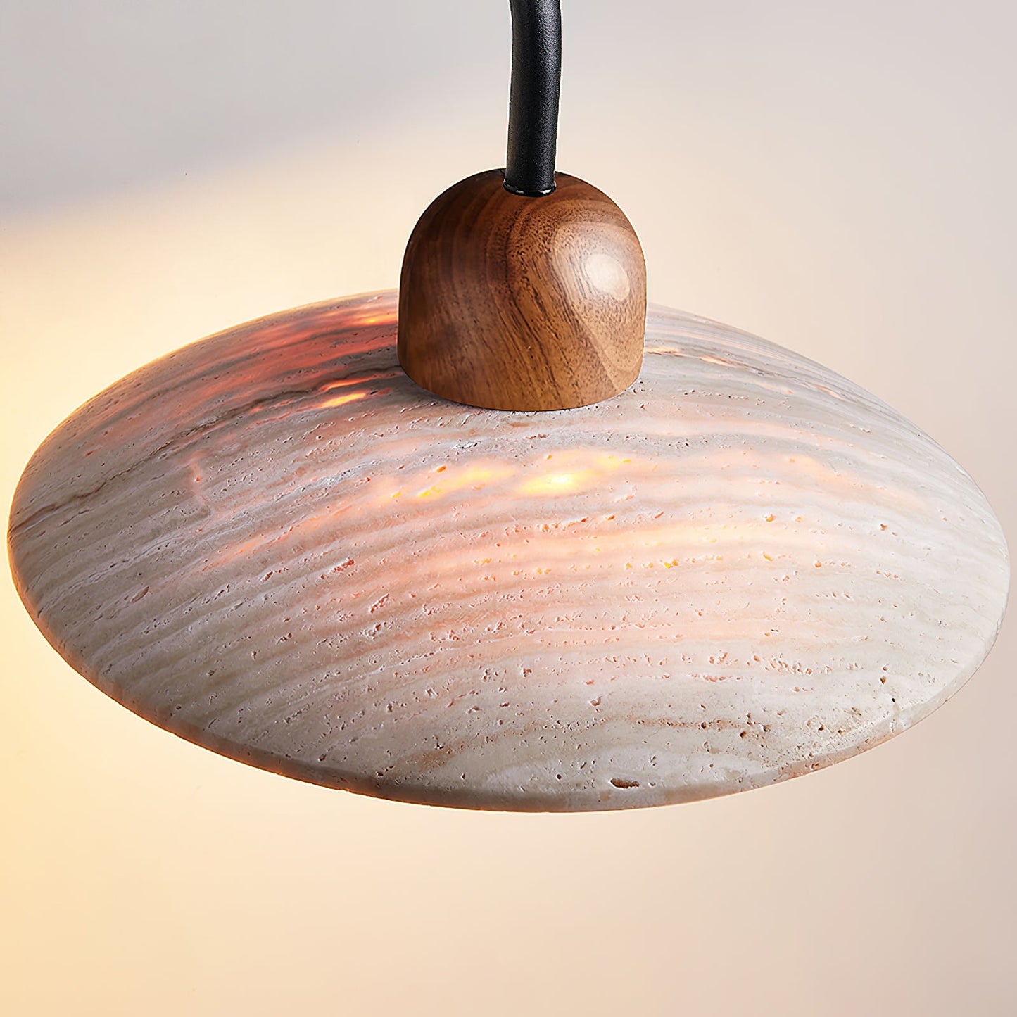 Wandlampe Carolia Travertine mit Holzfuß und Arm aus gebürstetem Messing