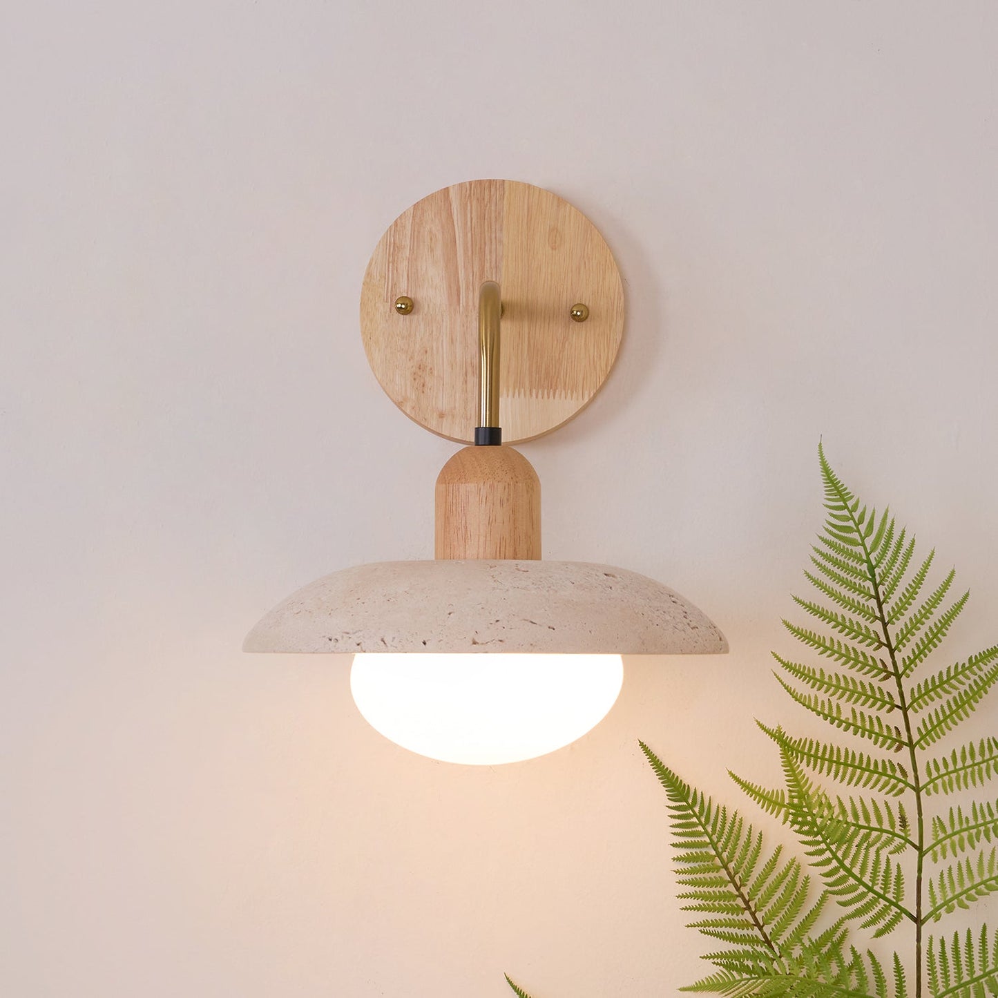 Wandlampe Carolia Travertine mit Holzfuß und Arm aus gebürstetem Messing