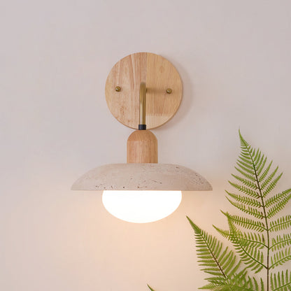 Wandlampe Carolia Travertine mit Holzfuß und Arm aus gebürstetem Messing