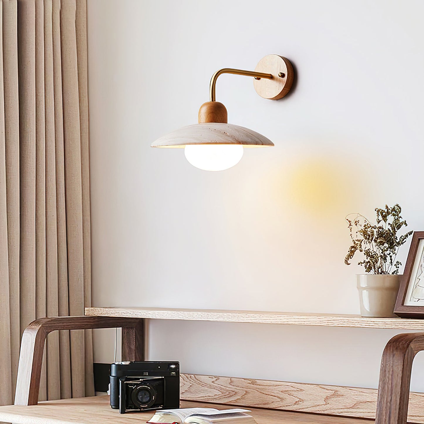 Wandlampe Carolia Travertine mit Holzfuß und Arm aus gebürstetem Messing