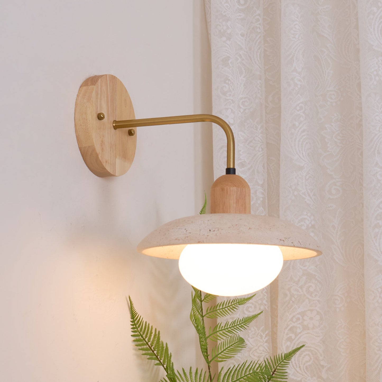 Wandlampe Carolia Travertine mit Holzfuß und Arm aus gebürstetem Messing