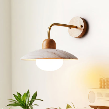 Wandlampe Carolia Travertine mit Holzfuß und Arm aus gebürstetem Messing