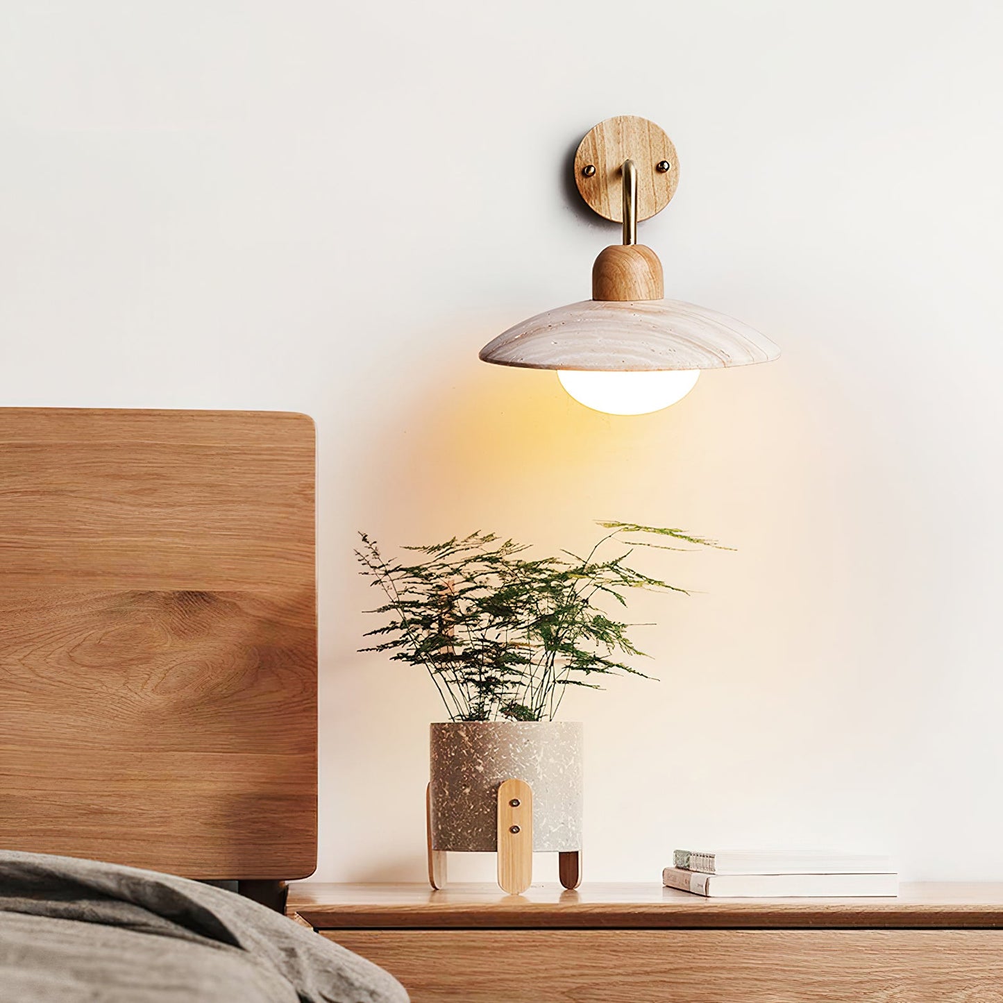 Wandlampe Carolia Travertine mit Holzfuß und Arm aus gebürstetem Messing