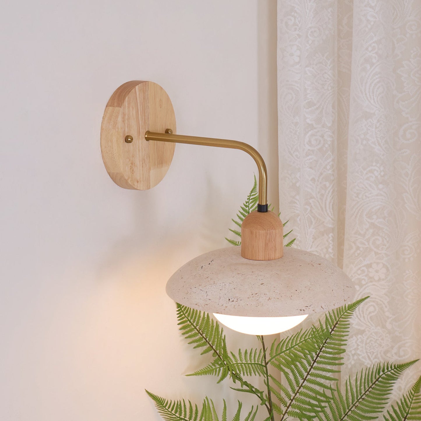 Wandlampe Carolia Travertine mit Holzfuß und Arm aus gebürstetem Messing