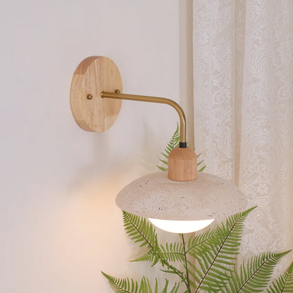 Wandlampe Carolia Travertine mit Holzfuß und Arm aus gebürstetem Messing