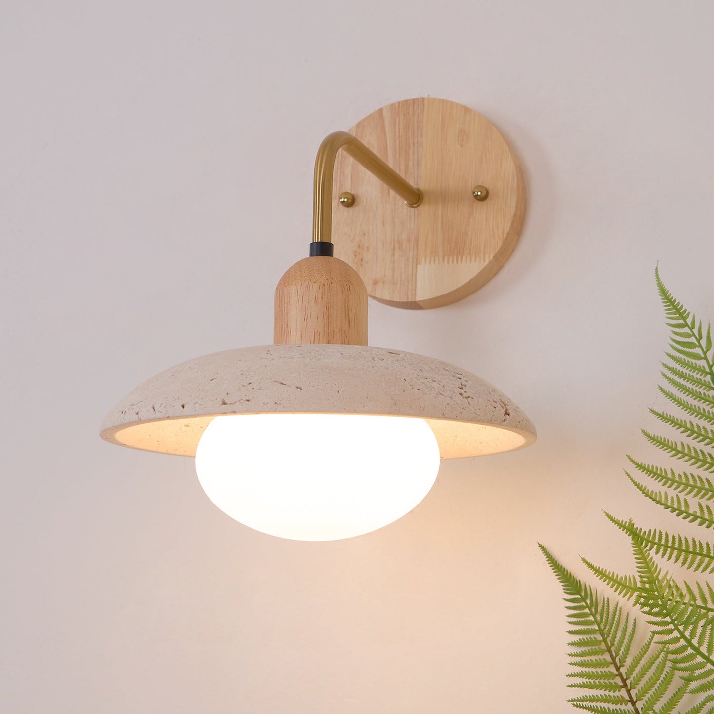 Wandlampe Carolia Travertine mit Holzfuß und Arm aus gebürstetem Messing