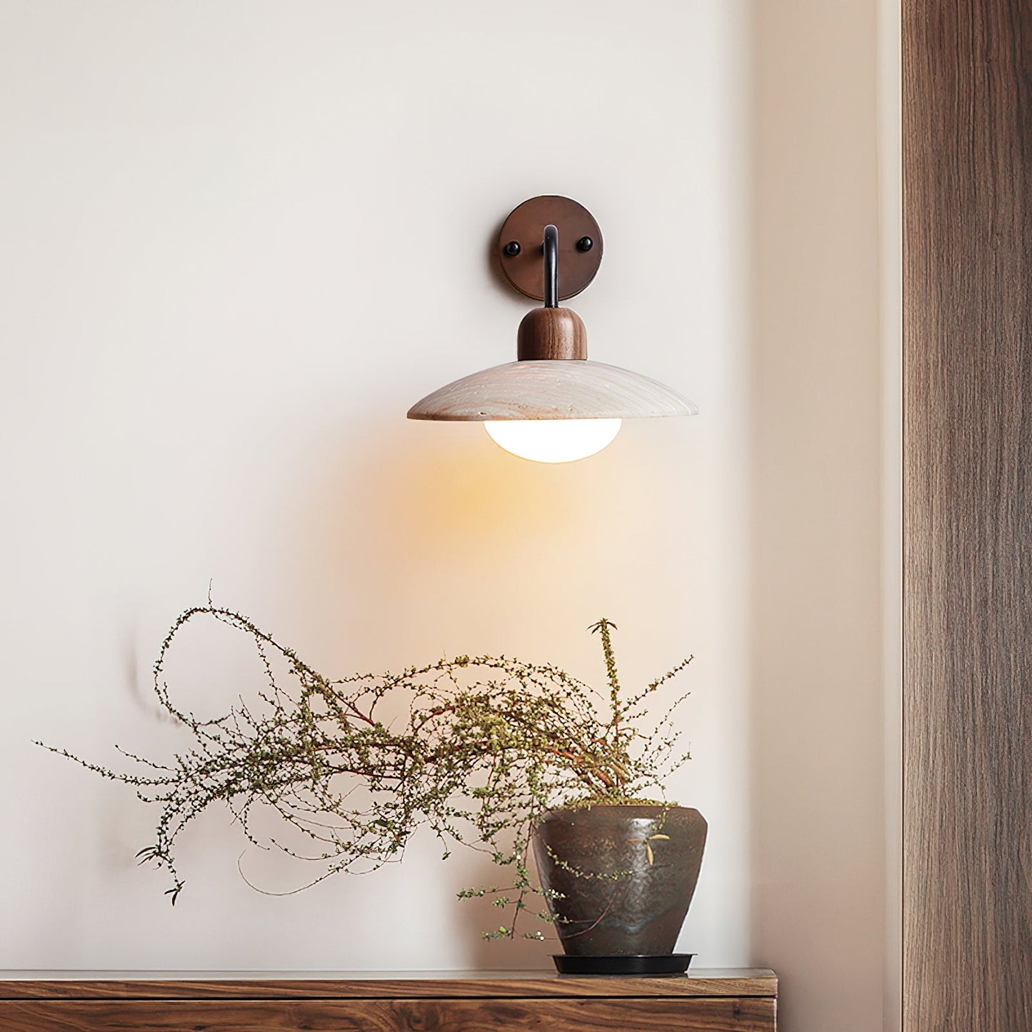 Wandlampe Carolia Travertine mit Holzfuß und Arm aus gebürstetem Messing