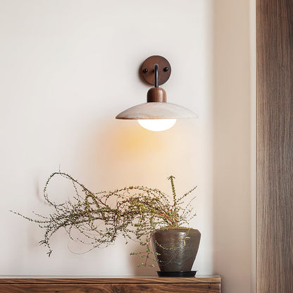 Wandlampe Carolia Travertine mit Holzfuß und Arm aus gebürstetem Messing