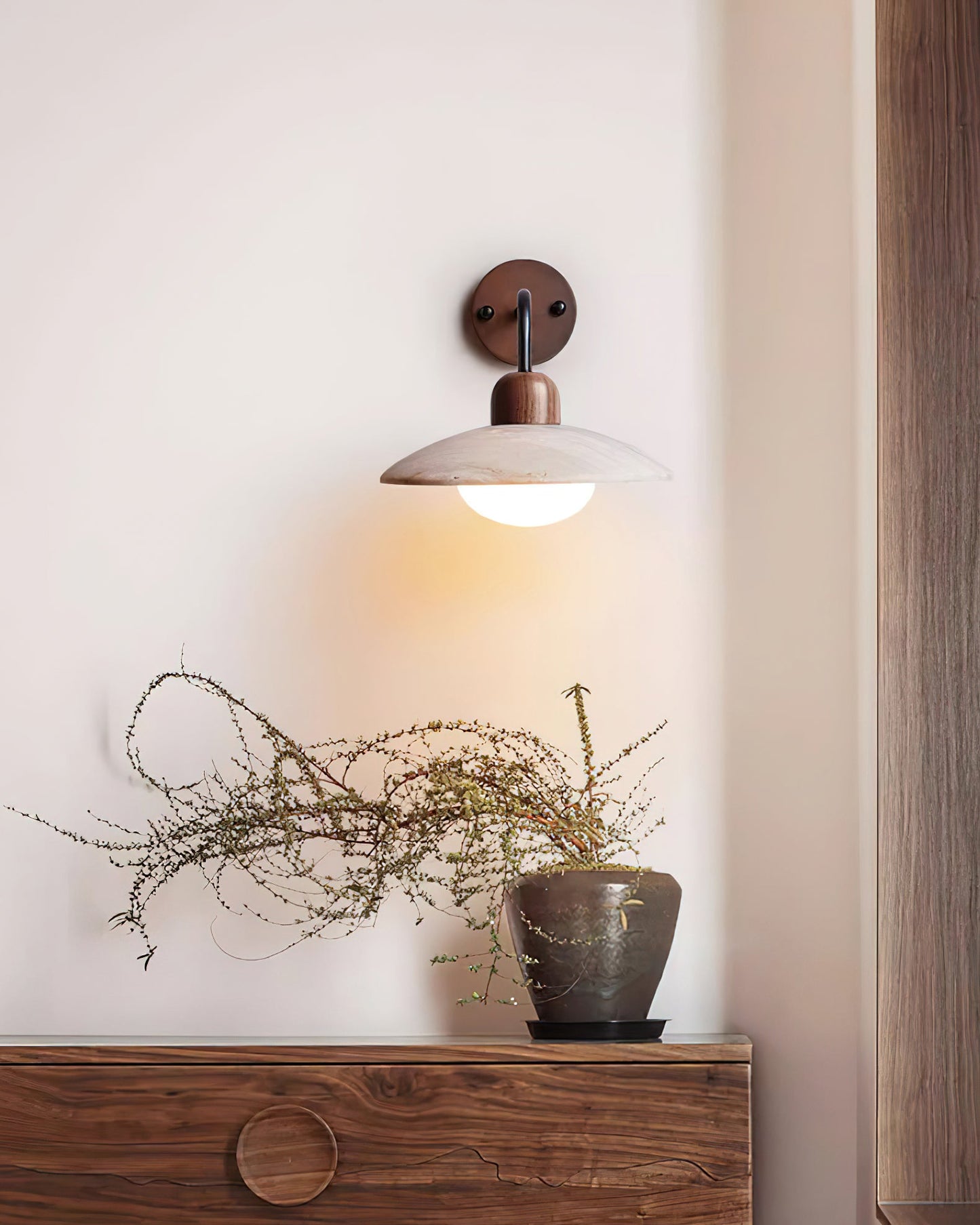 Wandlampe Carolia Travertine mit Holzfuß und Arm aus gebürstetem Messing