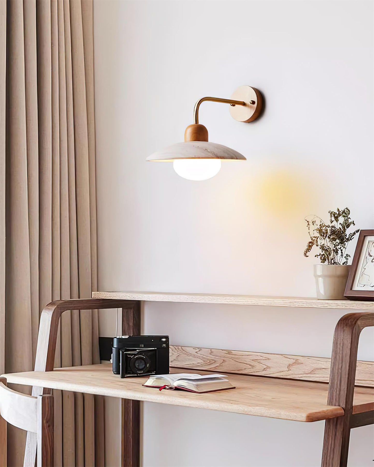 Wandlampe Carolia Travertine mit Holzfuß und Arm aus gebürstetem Messing