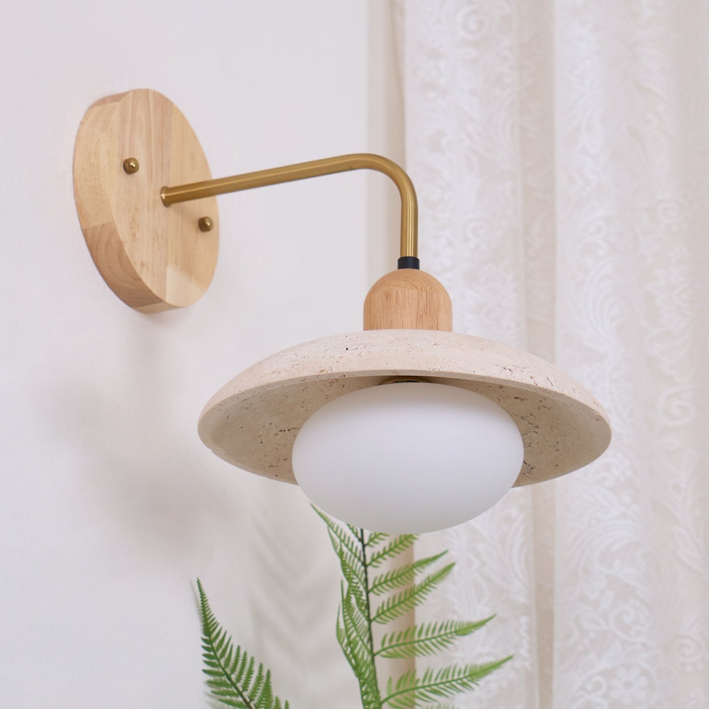 Wandlampe Carolia Travertine mit Holzfuß und Arm aus gebürstetem Messing