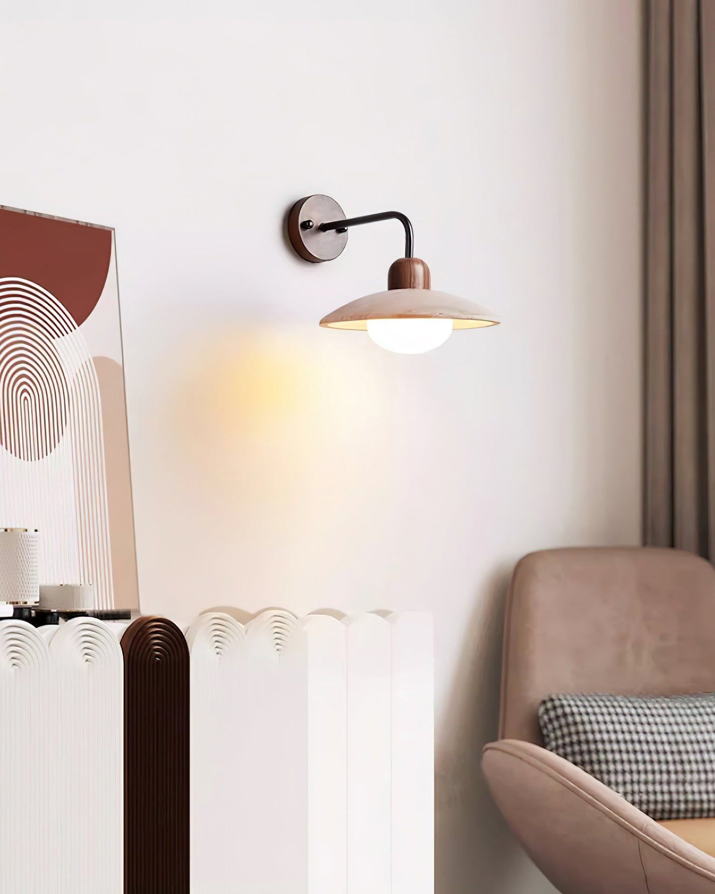 Wandlampe Carolia Travertine mit Holzfuß und Arm aus gebürstetem Messing