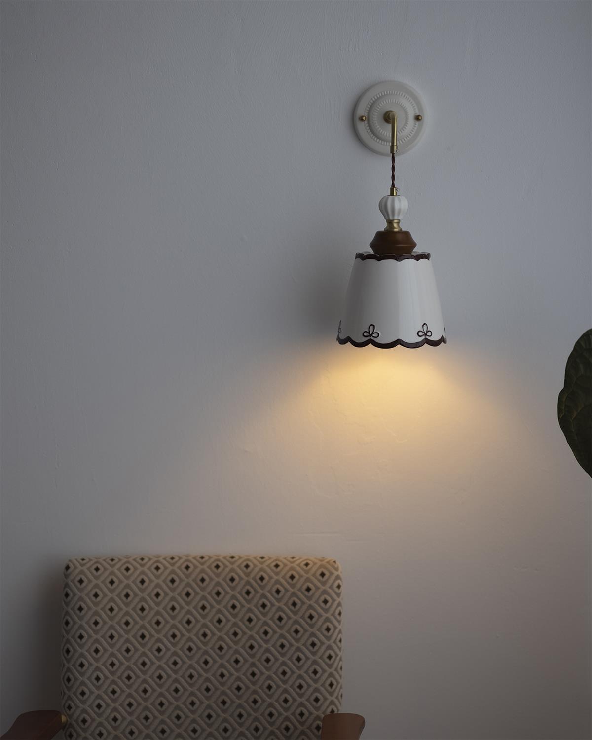 Élise Vintage Ceramic Wall Lamp with Scalloped Shade