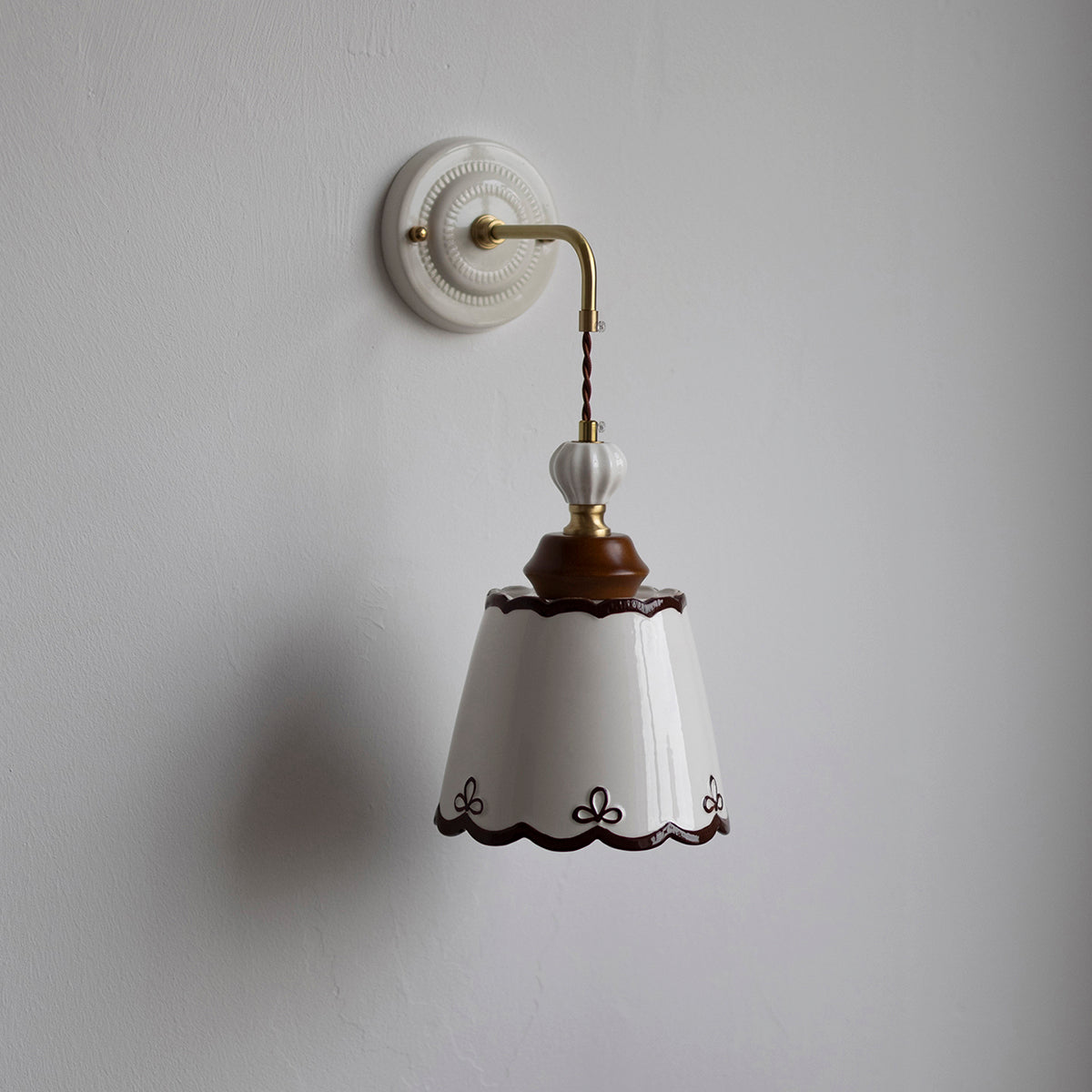 Élise Vintage Ceramic Wall Lamp with Scalloped Shade