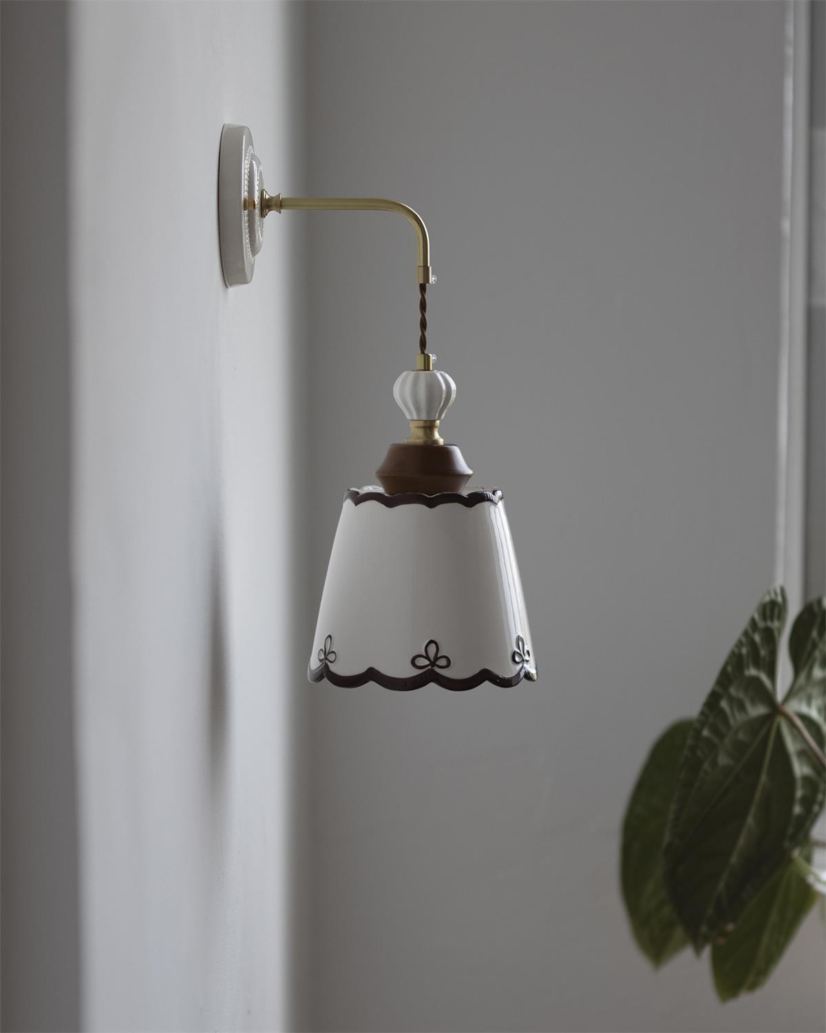 Élise Vintage Ceramic Wall Lamp with Scalloped Shade