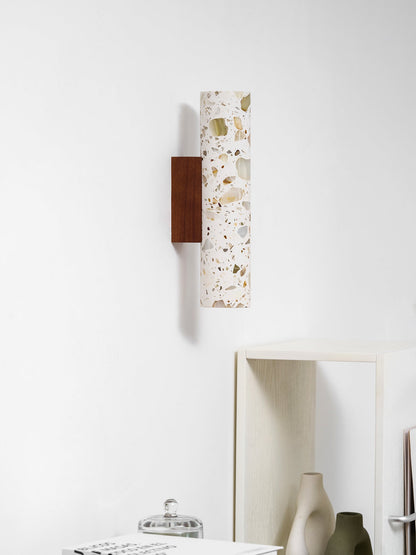 Sophie Clasten Wandleuchte Holz und Terrazzo LED-Beleuchtung