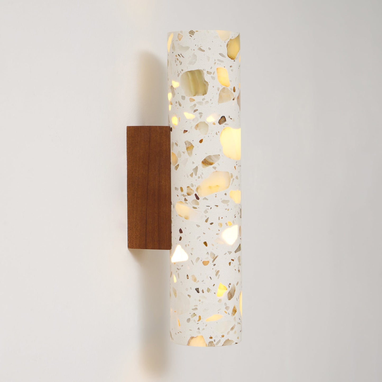Sophie Clasten Wandleuchte Holz und Terrazzo LED-Beleuchtung