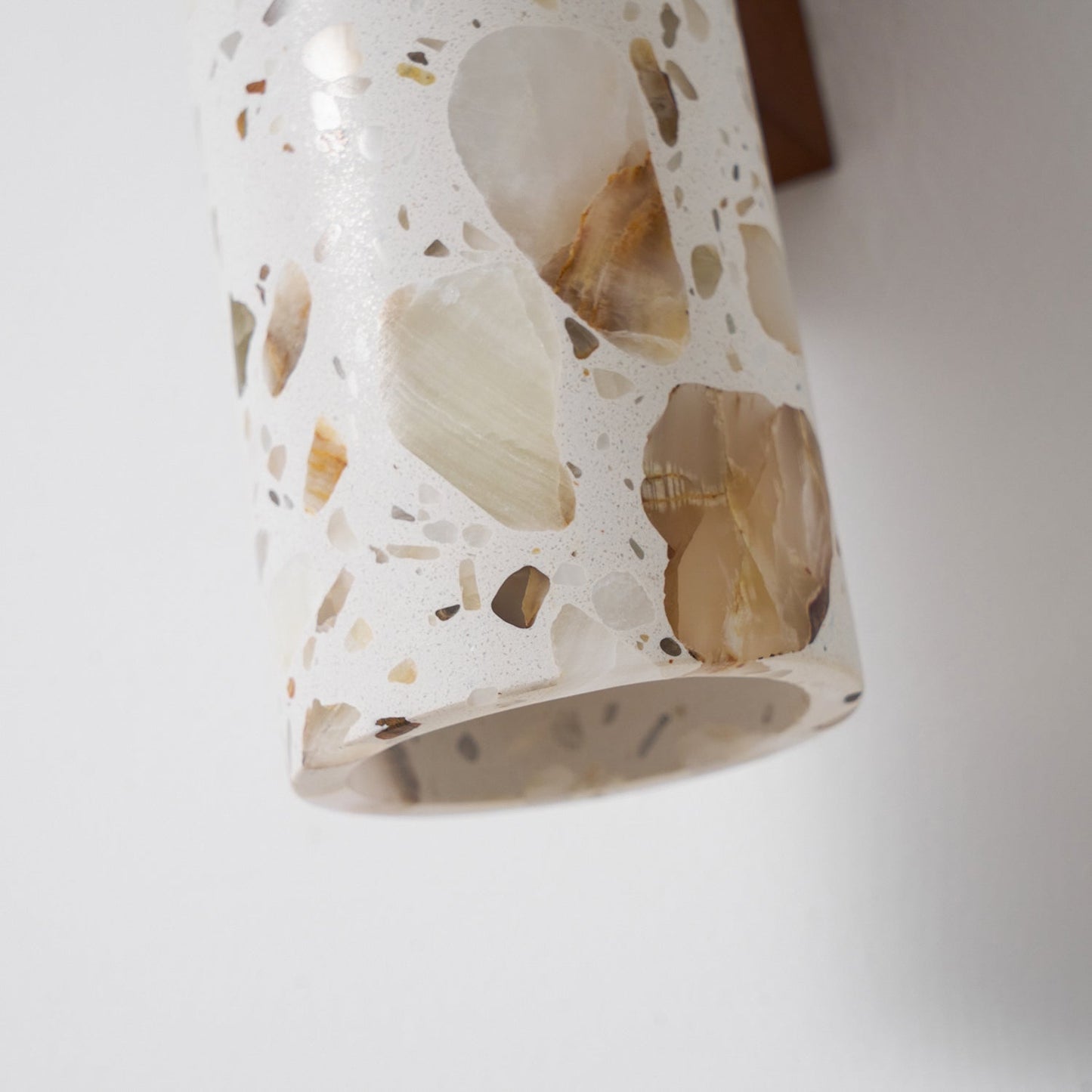 Sophie Clasten Wandleuchte Holz und Terrazzo LED-Beleuchtung