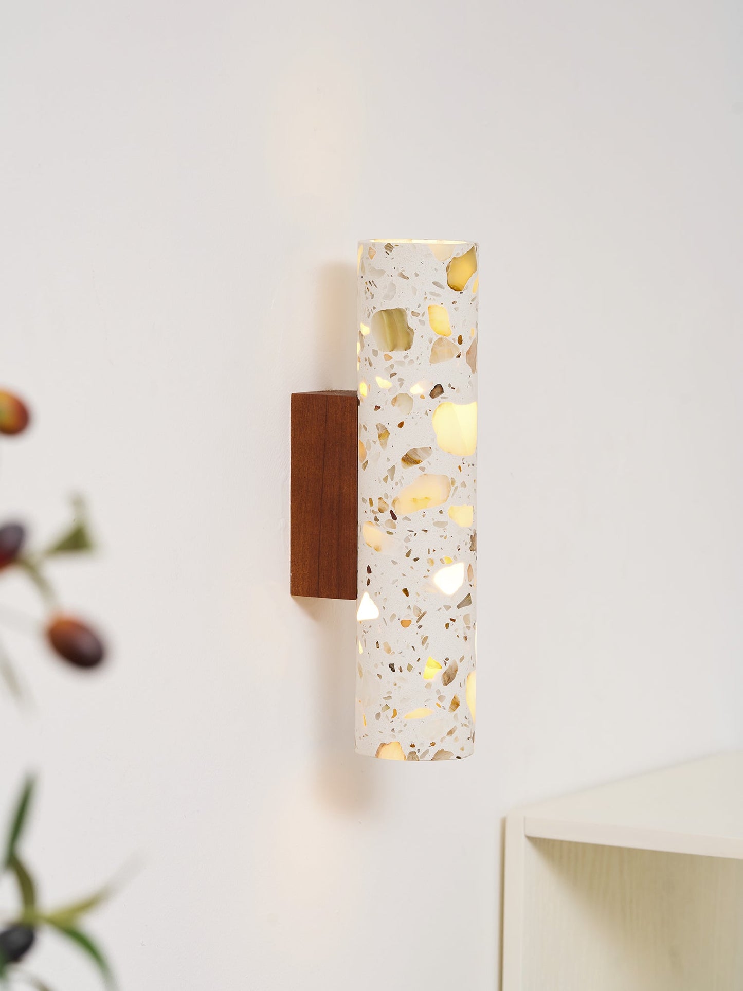 Sophie Clasten Wandleuchte Holz und Terrazzo LED-Beleuchtung