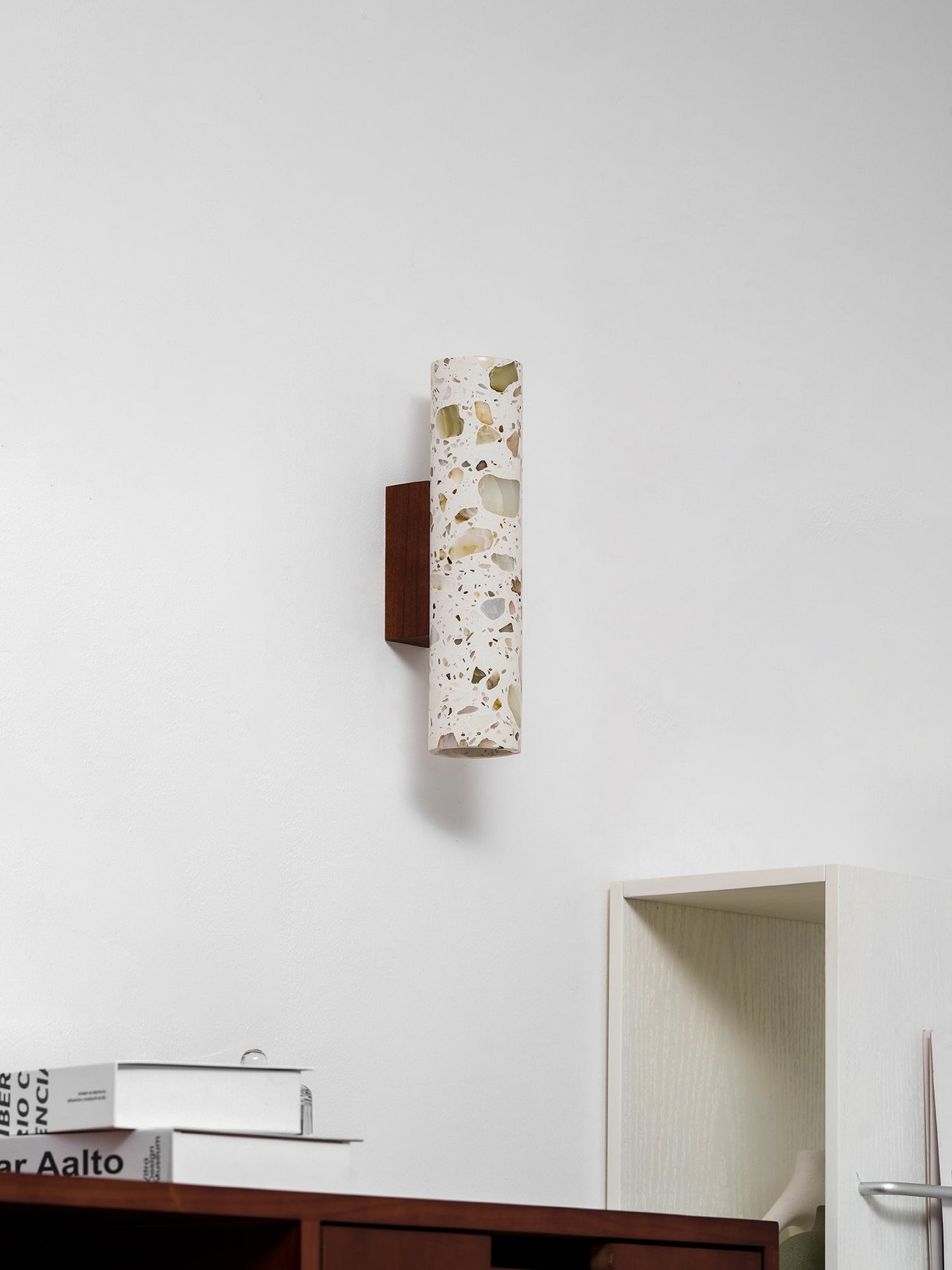 Sophie Clasten Wandleuchte Holz und Terrazzo LED-Beleuchtung