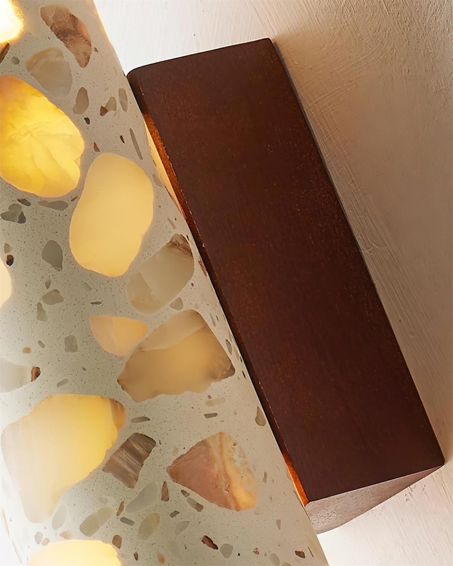 Sophie Clasten Wandleuchte Holz und Terrazzo LED-Beleuchtung