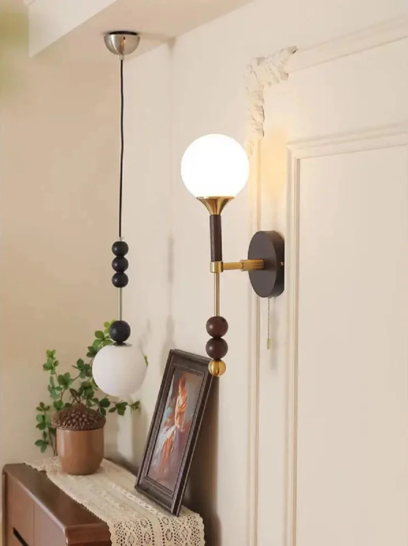 Camille Colonia Wandleuchte mit Kugel aus Holz & Glas