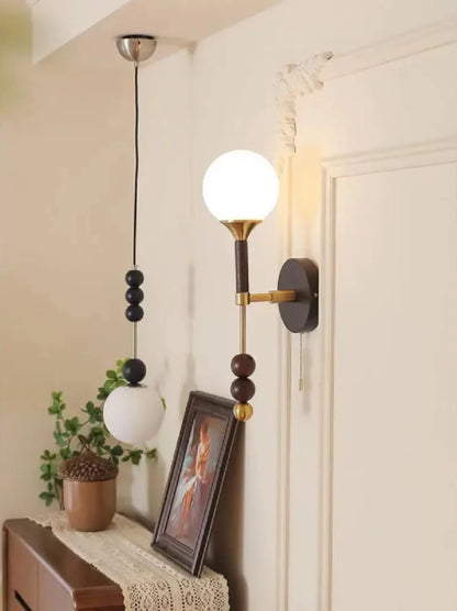 Camille Colonia Wandleuchte mit Kugel aus Holz & Glas
