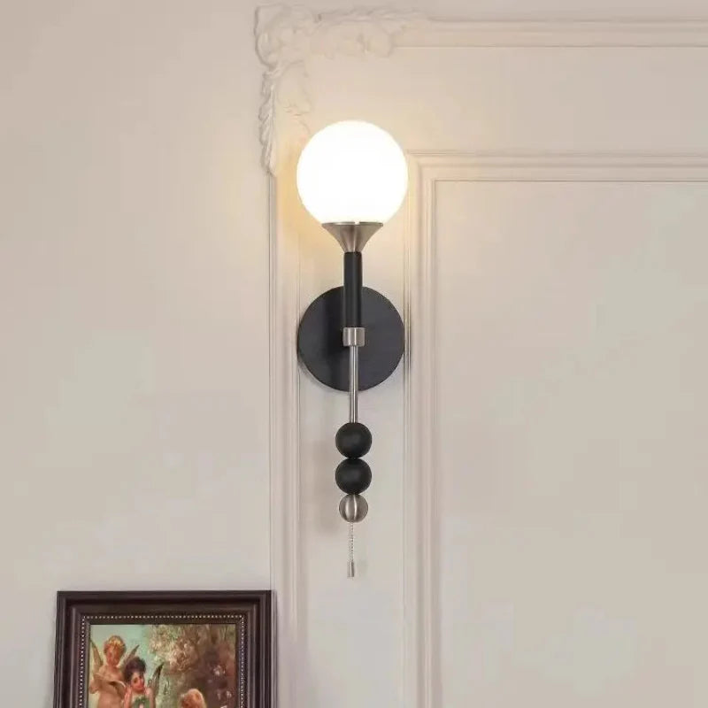 Camille Colonia Wandleuchte mit Kugel aus Holz & Glas