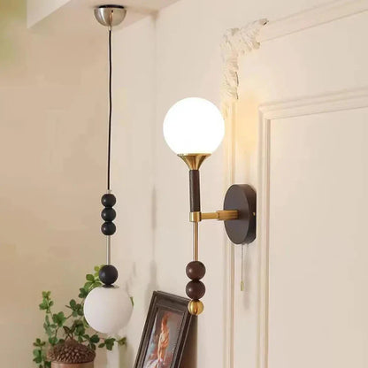 Camille Colonia Wandleuchte mit Kugel aus Holz & Glas