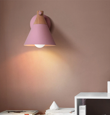 Sophie Wandleuchte aus farbigem Glockenmetall und Holz mit LED