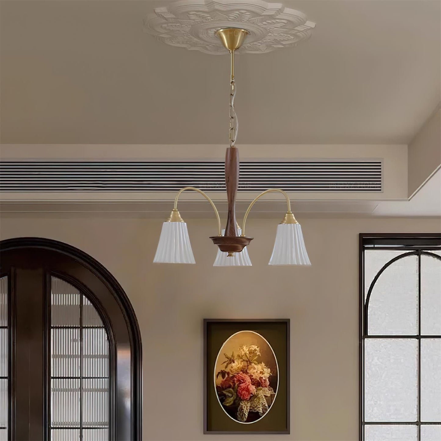 Sophie Chandelier, elegant, aus Messing und dunklem Holz mit Stoffschirmen
