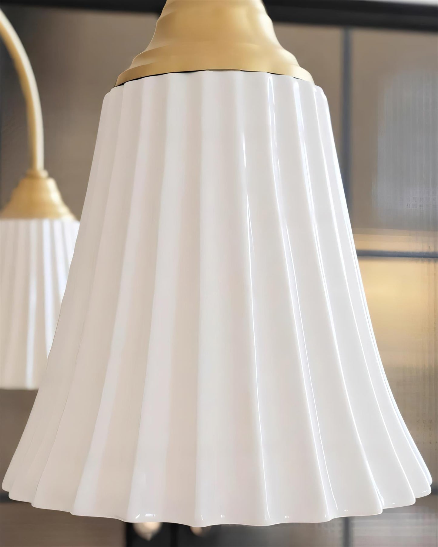 Sophie Chandelier, elegant, aus Messing und dunklem Holz mit Stoffschirmen