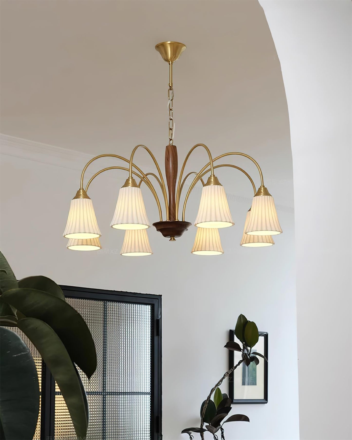 Sophie Chandelier, elegant, aus Messing und dunklem Holz mit Stoffschirmen