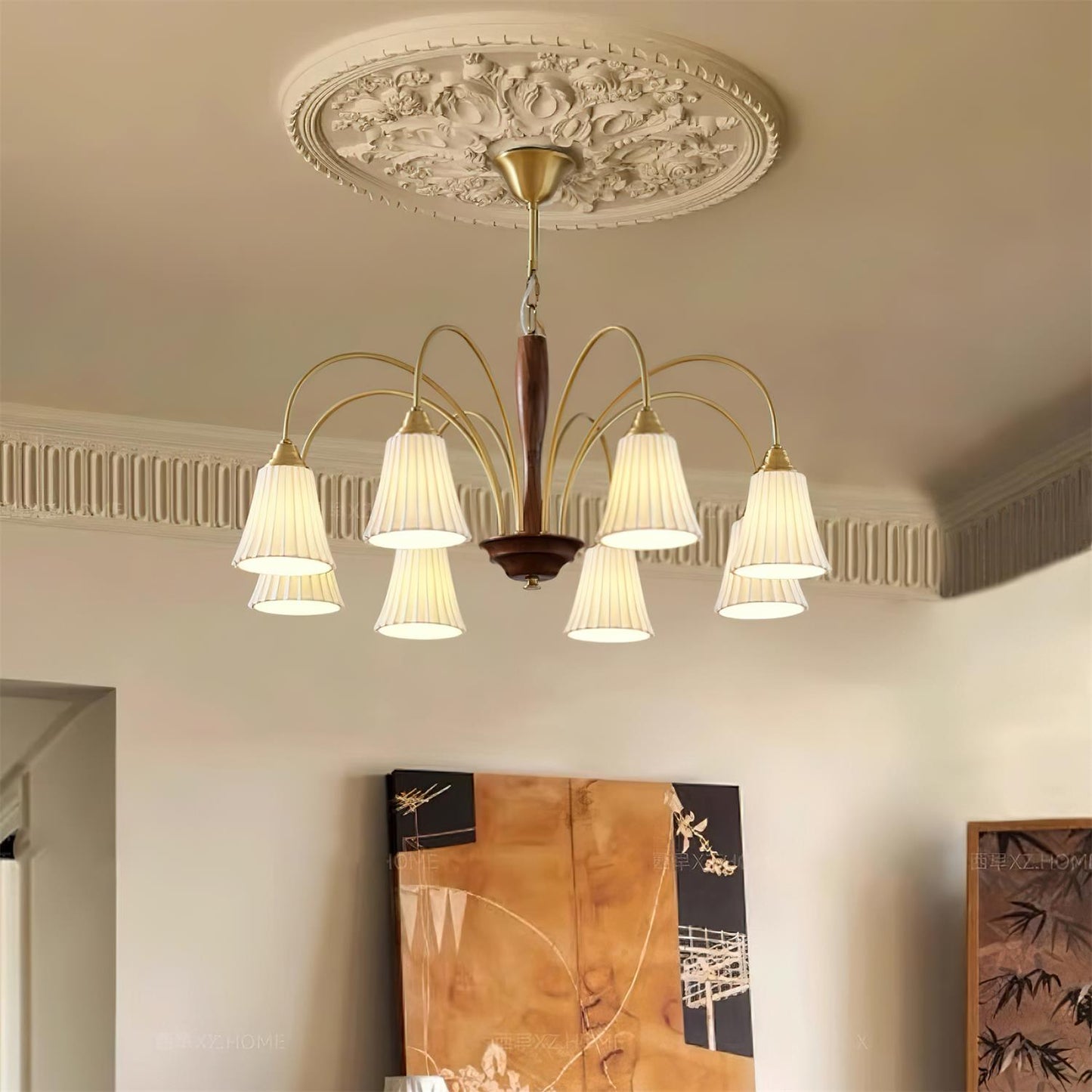 Sophie Chandelier, elegant, aus Messing und dunklem Holz mit Stoffschirmen