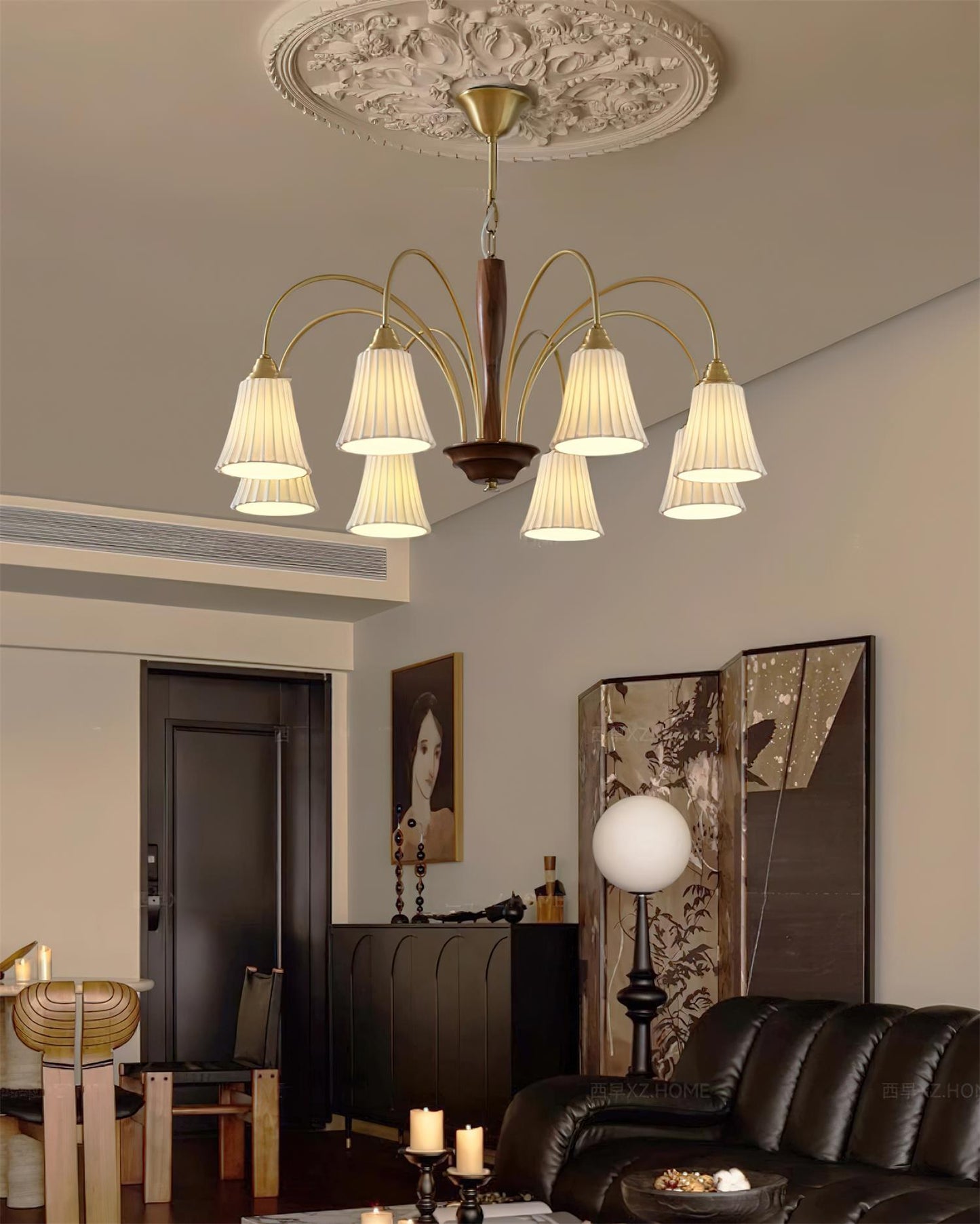Sophie Chandelier, elegant, aus Messing und dunklem Holz mit Stoffschirmen