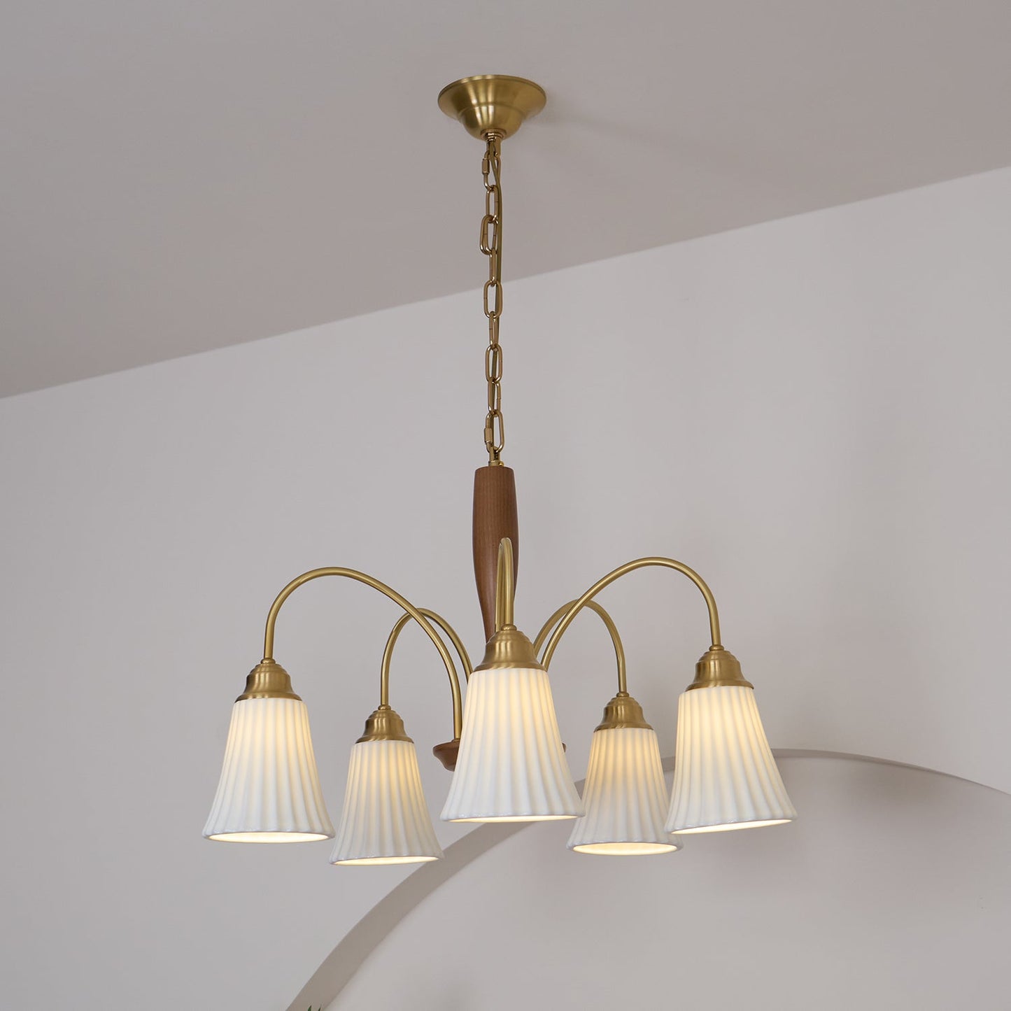 Sophie Chandelier, elegant, aus Messing und dunklem Holz mit Stoffschirmen