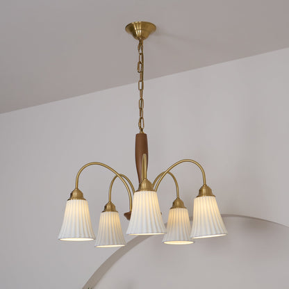 Sophie Chandelier, elegant, aus Messing und dunklem Holz mit Stoffschirmen