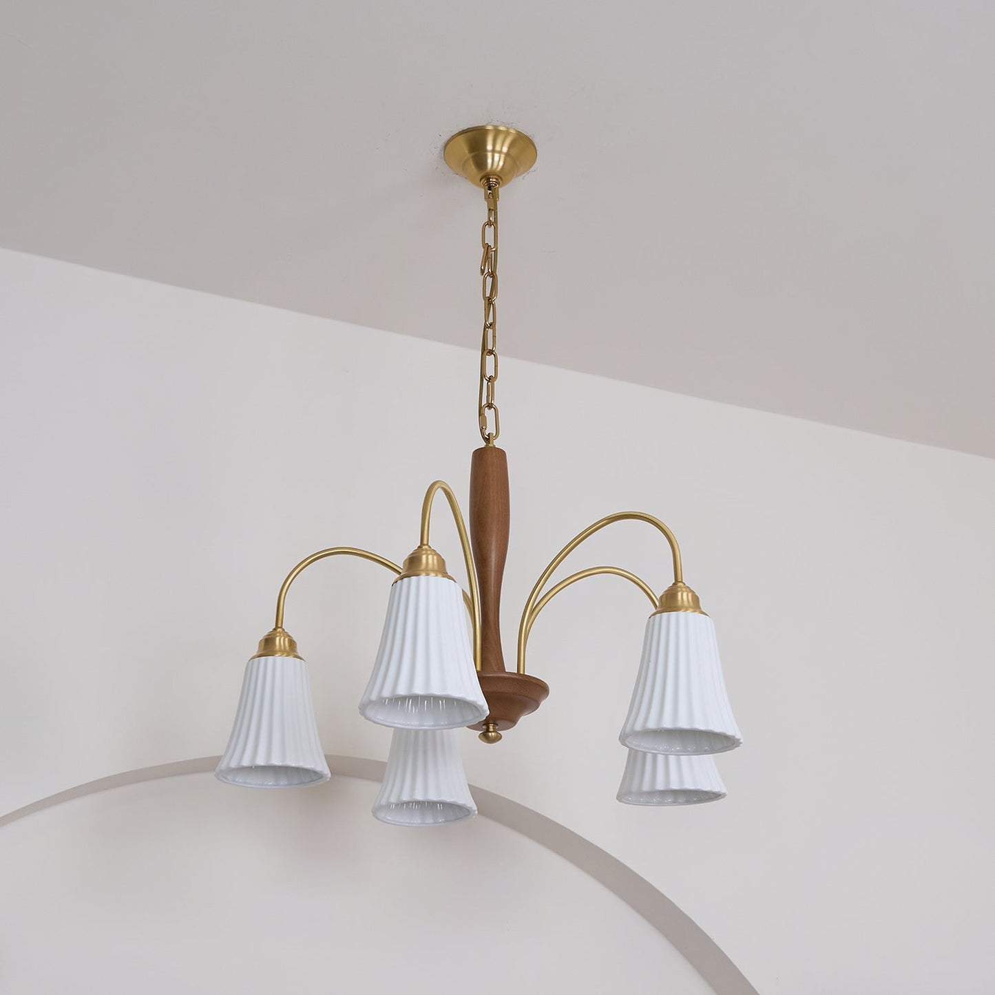 Sophie Chandelier, elegant, aus Messing und dunklem Holz mit Stoffschirmen