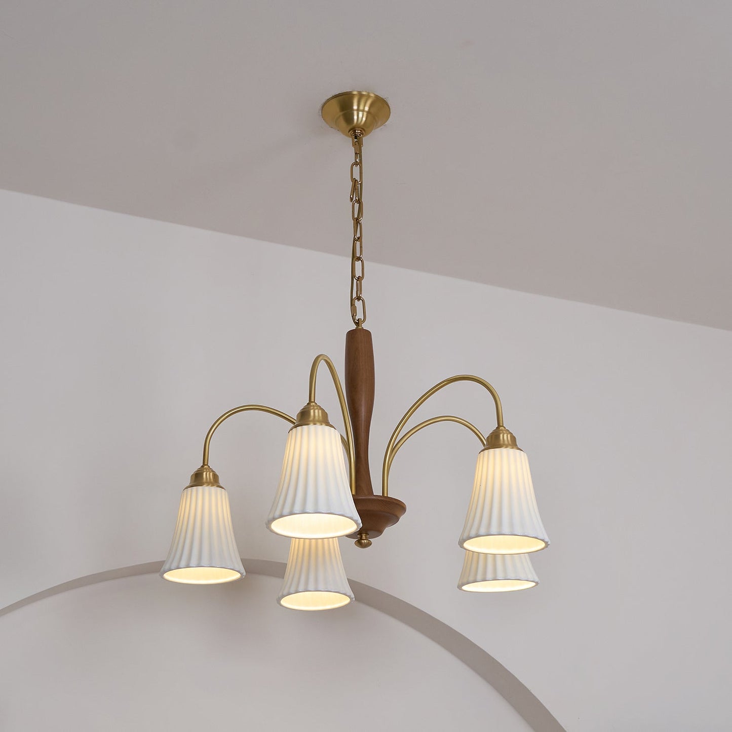Sophie Chandelier, elegant, aus Messing und dunklem Holz mit Stoffschirmen