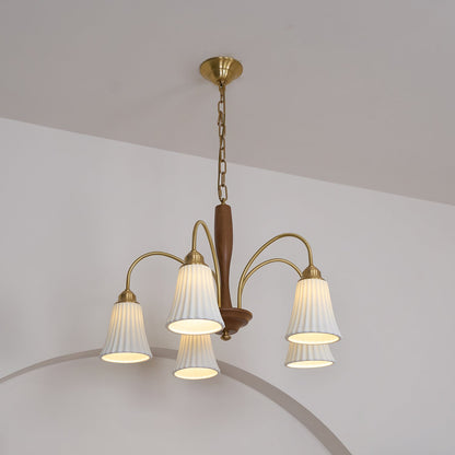 Sophie Chandelier, elegant, aus Messing und dunklem Holz mit Stoffschirmen