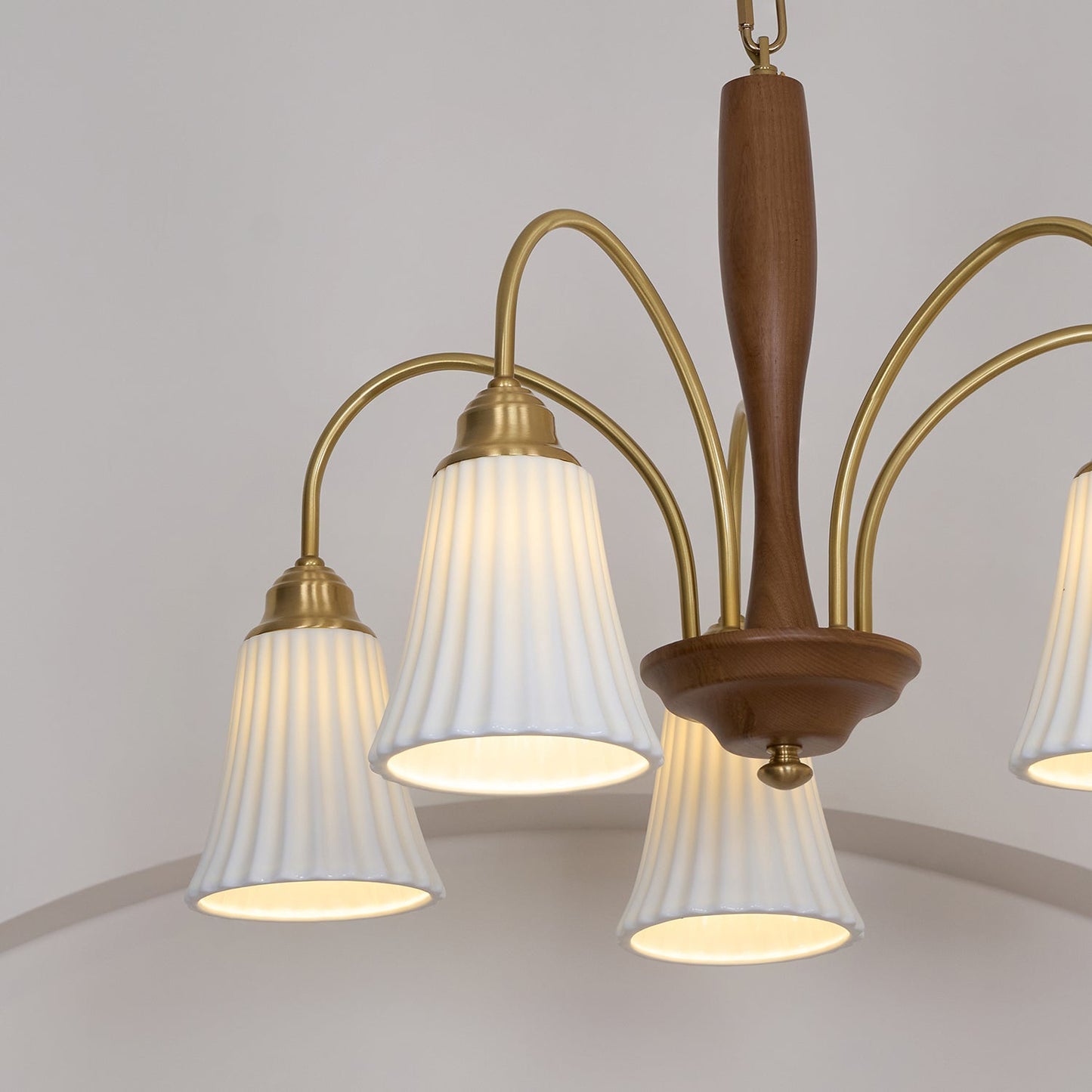 Sophie Chandelier, elegant, aus Messing und dunklem Holz mit Stoffschirmen