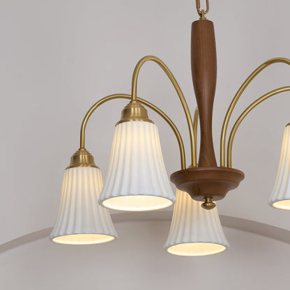 Sophie Chandelier, elegant, aus Messing und dunklem Holz mit Stoffschirmen