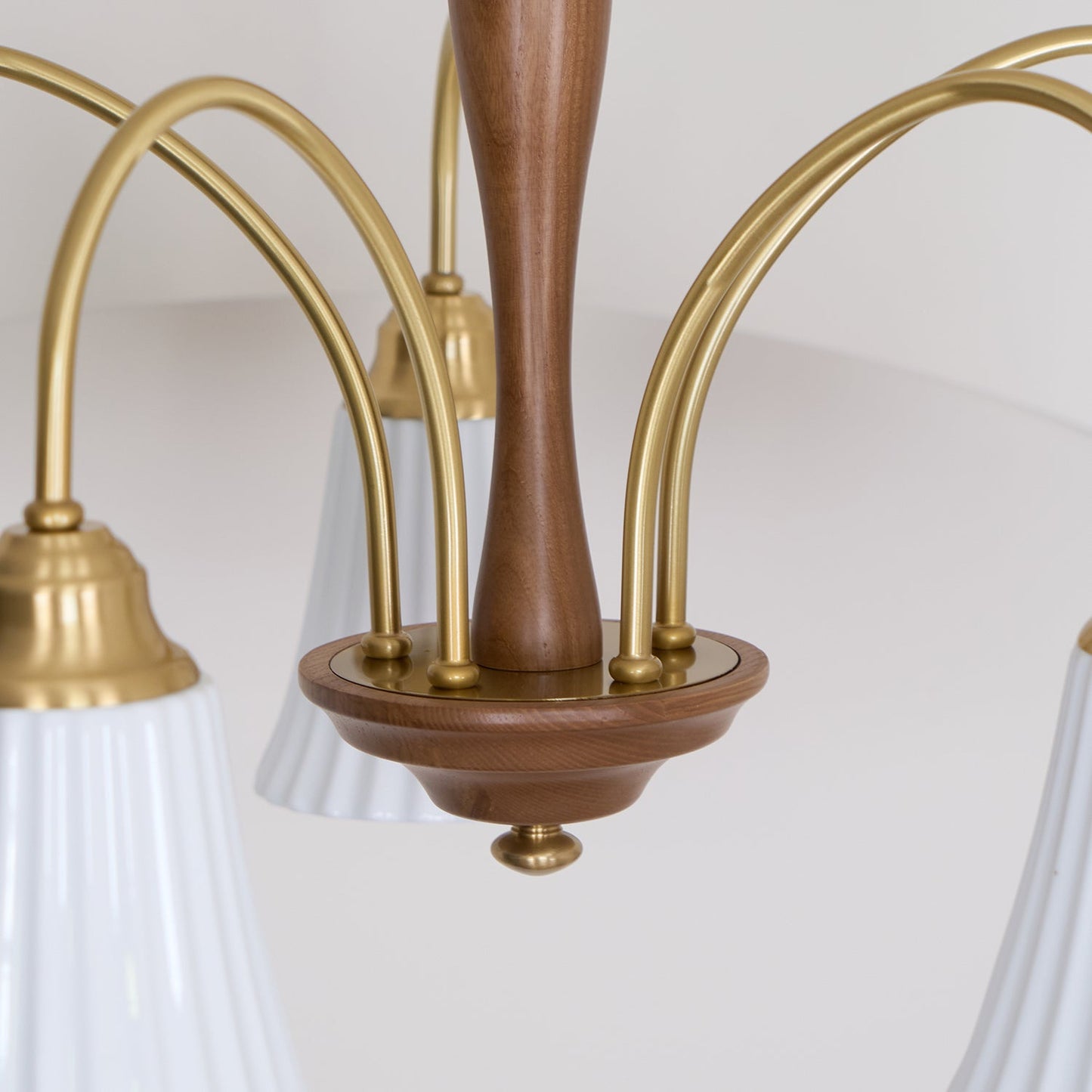 Sophie Chandelier, elegant, aus Messing und dunklem Holz mit Stoffschirmen